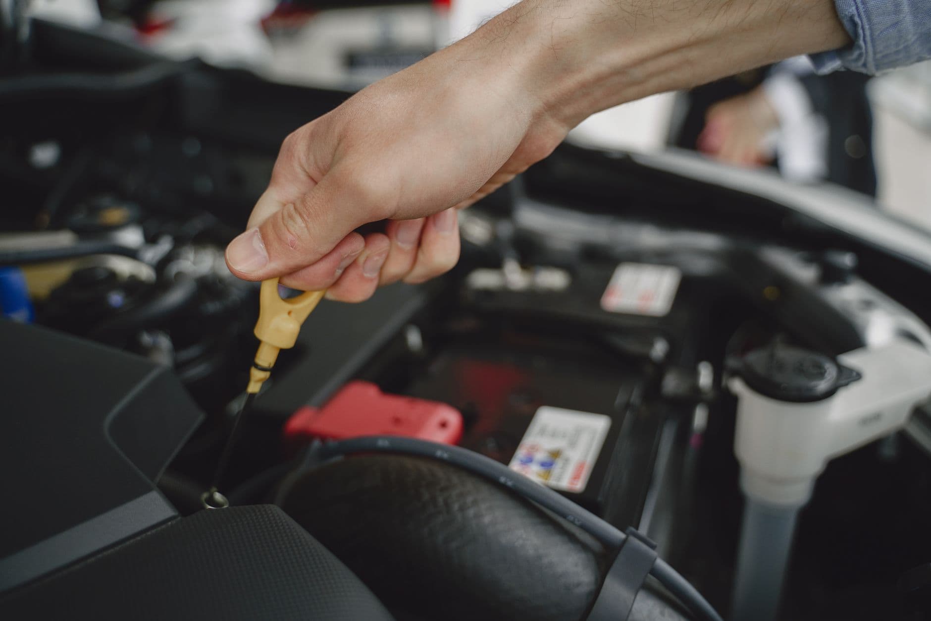 Checking fluid level on a vehicle in the workshop